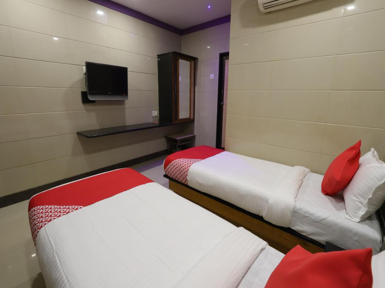 Oyo 10697 Hotel Suraj Inn Surate Exterior foto