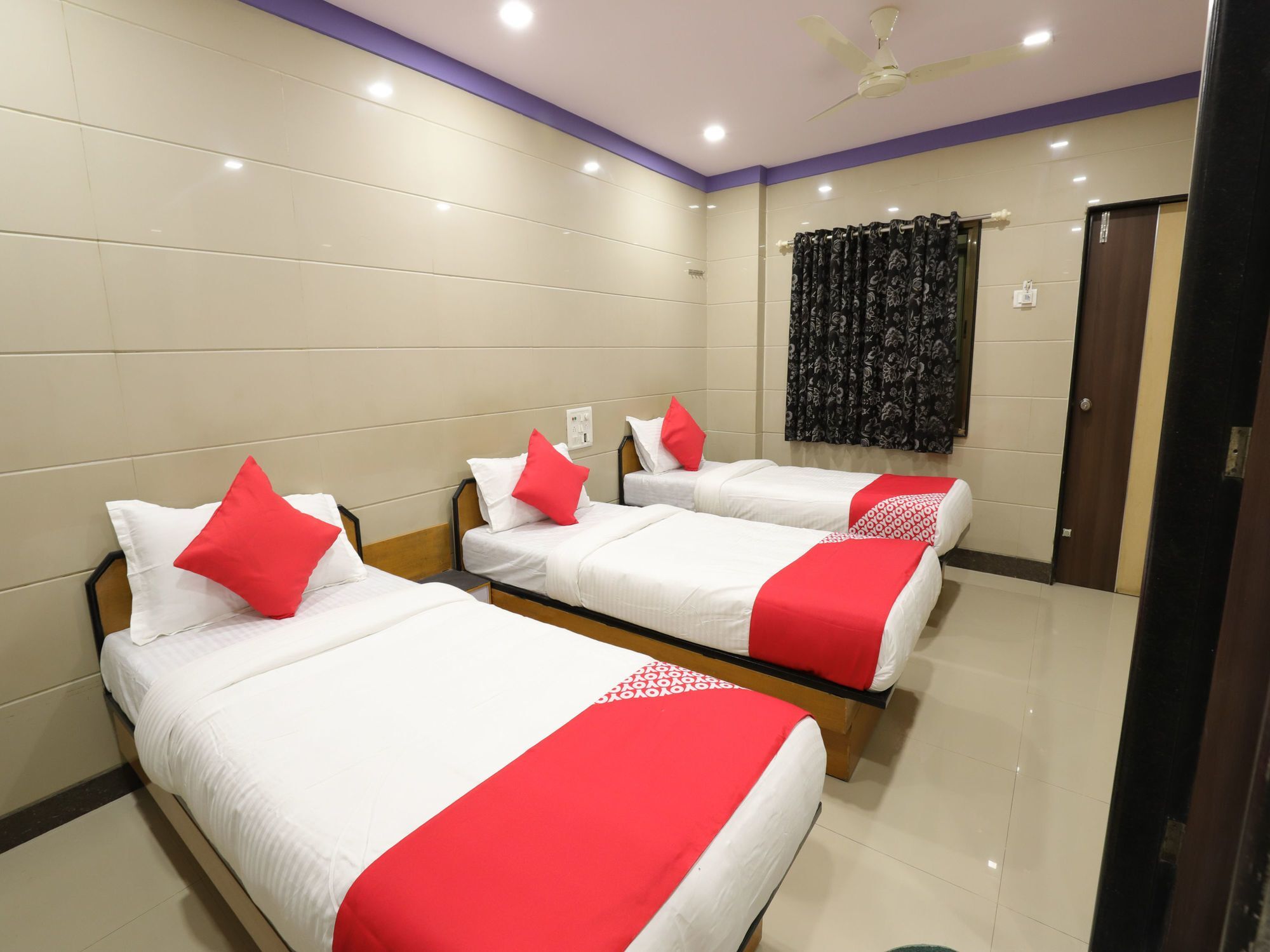Oyo 10697 Hotel Suraj Inn Surate Exterior foto